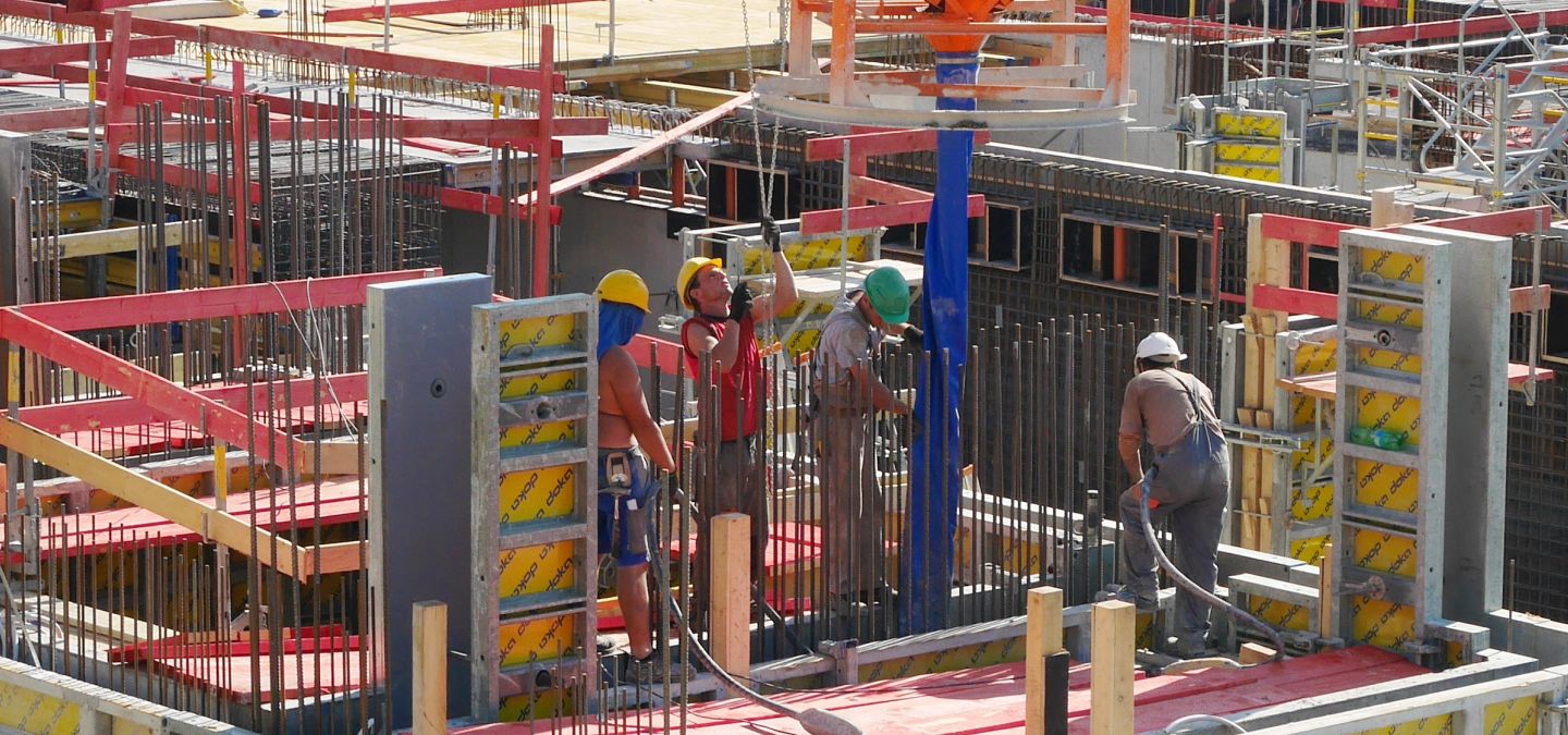 Vier Bauarbeiter auf einer Baustelle