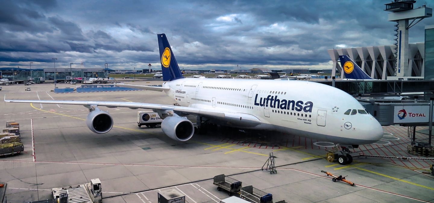 Aufnahme auf einem Flughafen. Eine Lufthansa Maschine an einem Gateway.