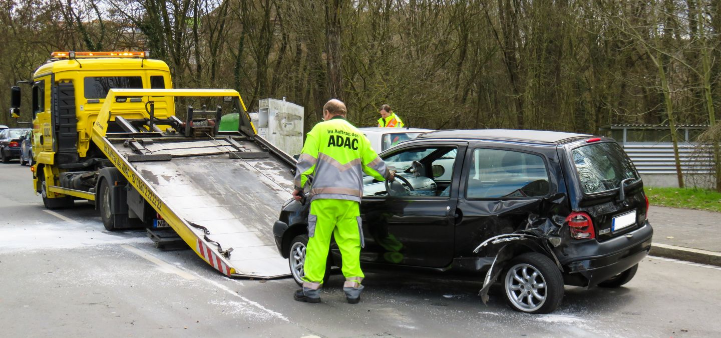 Ein Renault Twingo wird nach einem Unfall vom ADAC abgeschleppt