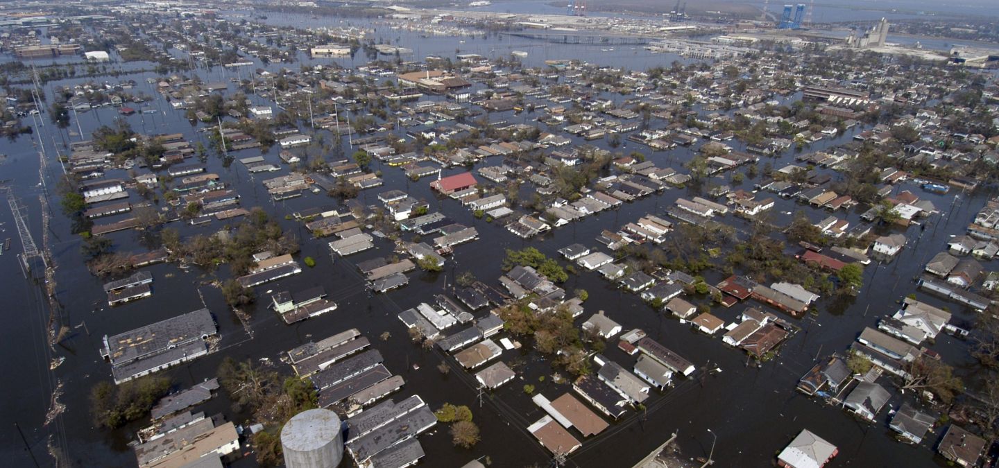 Luftaufnahme von einem überschwemmten Gebiet in New Orleans (USA)
