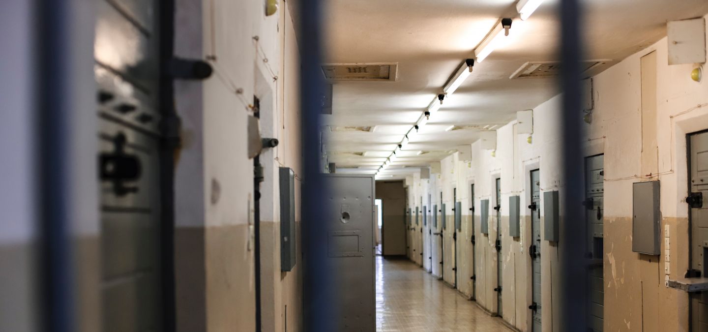 Blick in einen den Korridor eines Gefängnisses