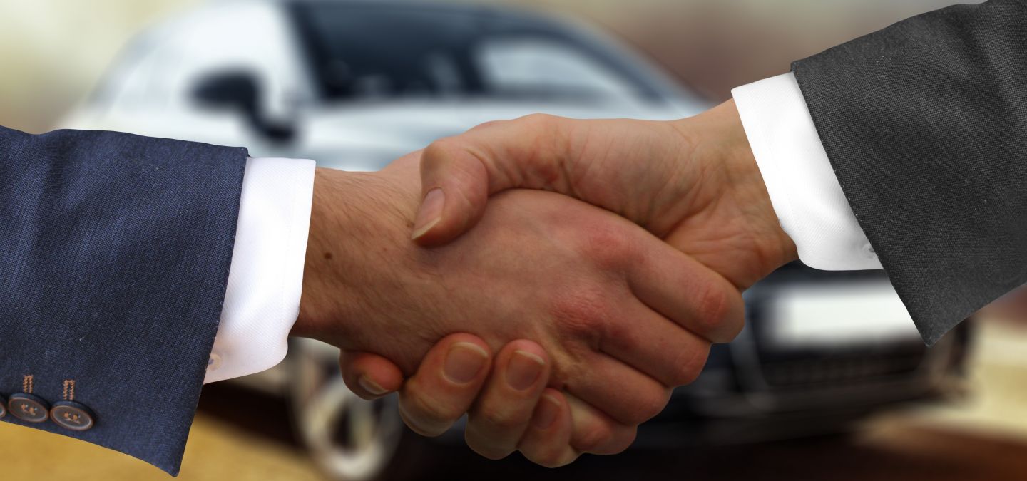 Handschlag über einen Autokauf