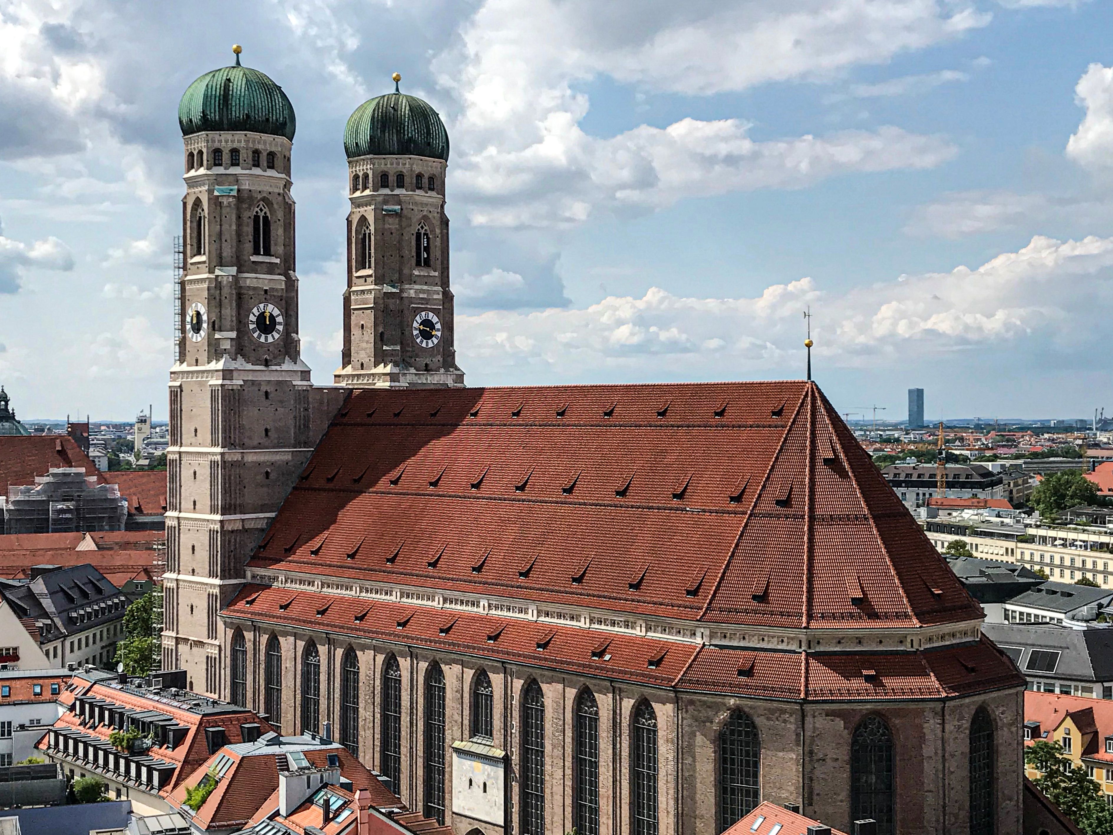Blick auf den Dom zu Unserer Lieben Frau „Frauenkirche“ in München mit seinen zwei markanten Türmen