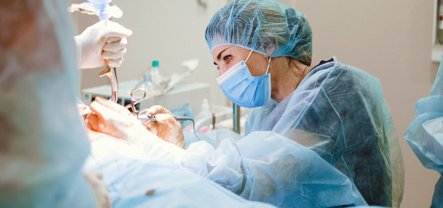 Chirurgin bei einer Operation